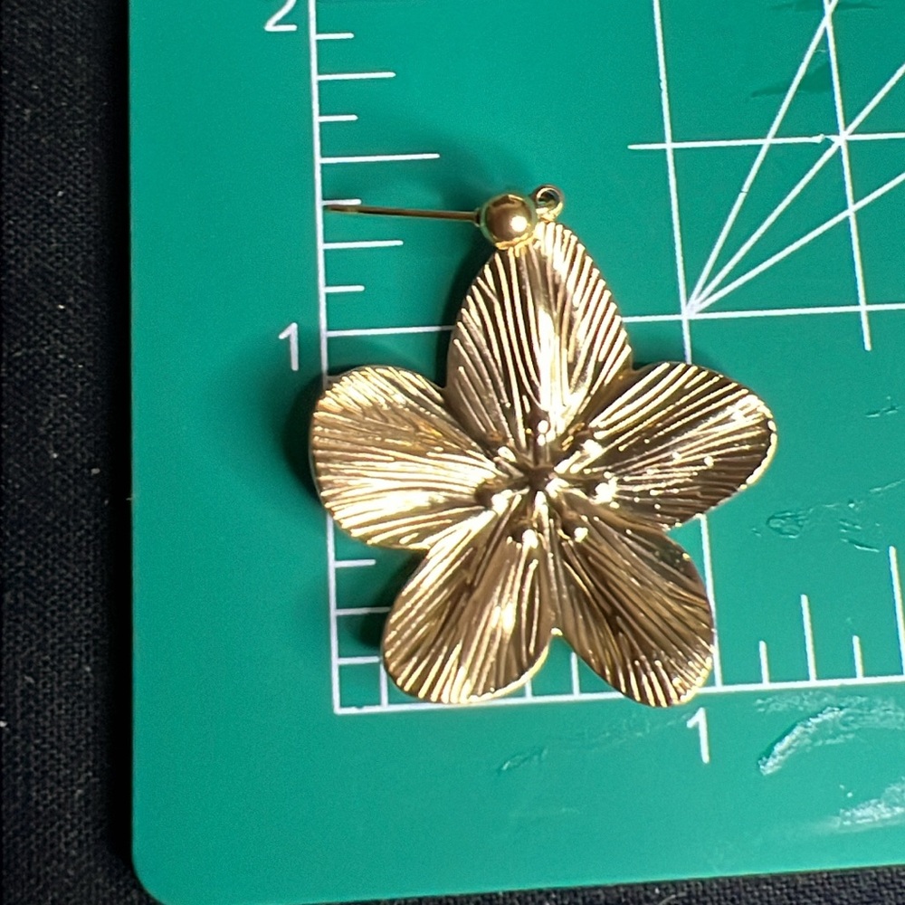 18k Gold Flower Earrings - Picture 4 of 4